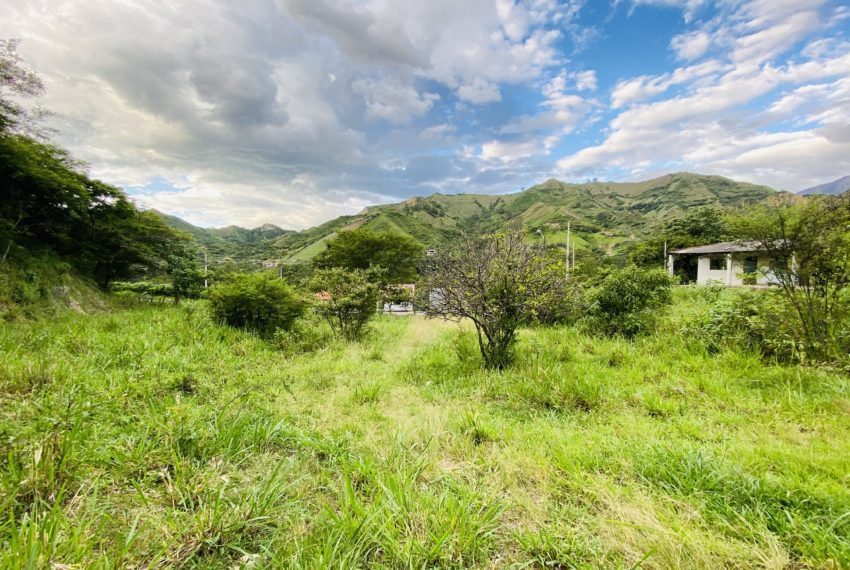Located right off the paved Cucanama road, this property is minutes away from Vilcabamba
