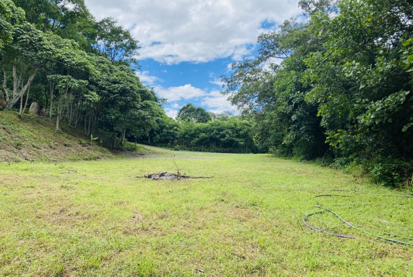 Pproperty in Vilcabamba aerea with two giants flat plattforms