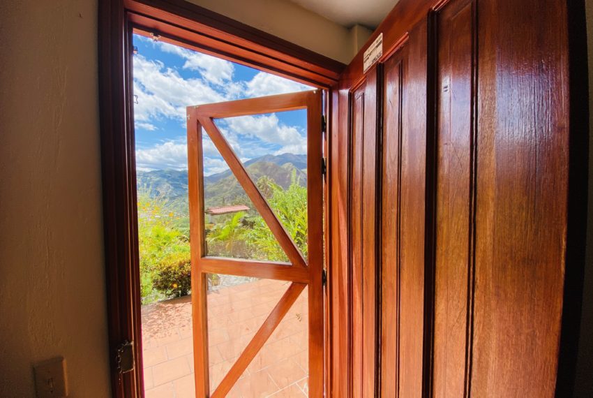 247CFF26-A9F6-40AE-A553-408715FE230A