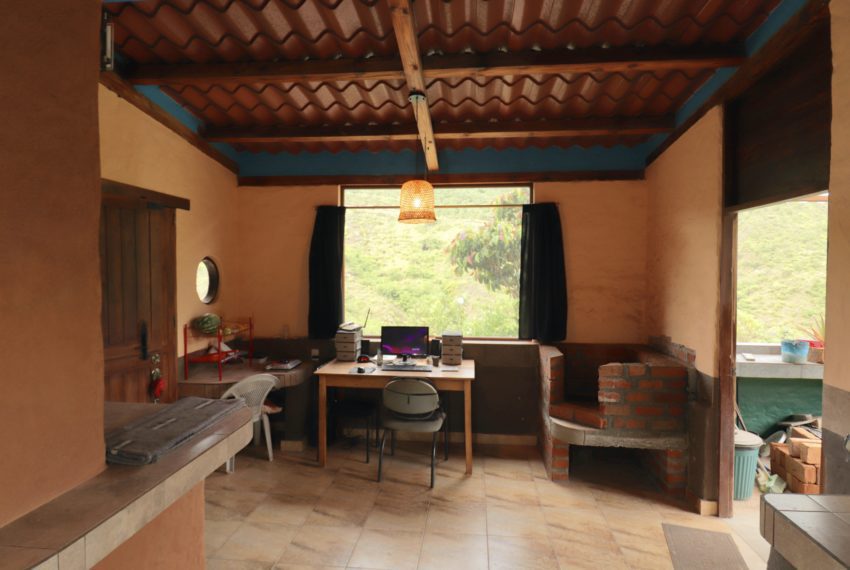 79A5F56E-7C74-4EE8-B35B-0B77276792A6