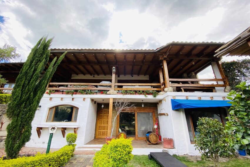 Furnished 1-bedroom El Atillo suite for rent in Vilcabamba with covered patio