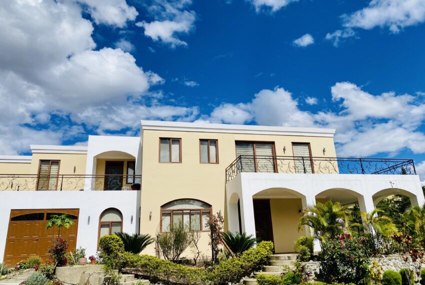 Furnished 2-bedroom apartment in El Atillo, Vilcabamba with balcony facing Mandango